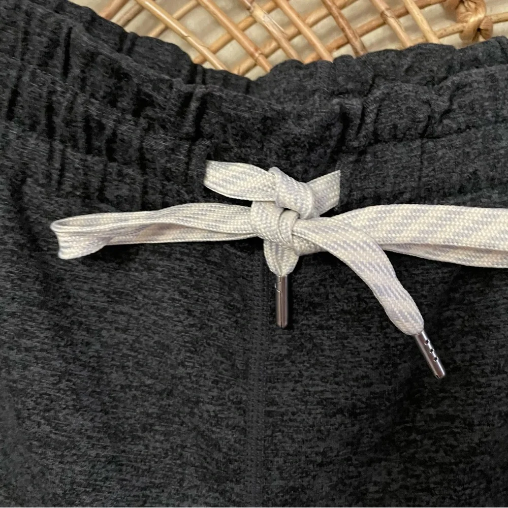 Vuori Sunday Jogger‎ Pants Women's Gray Performance Gym Stretch Knit Sz M B23 - Picture 5 of 11